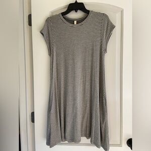 Women’s T shirt dress by Elan w/POCKETS NWT Size Med Dark and Light Gray…